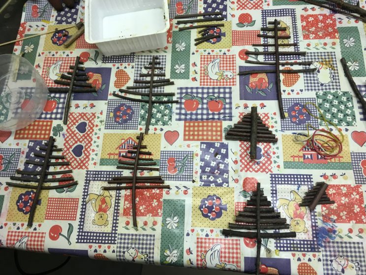 kleine Weihnachtsbaum-Anhänger aus Hölzchen